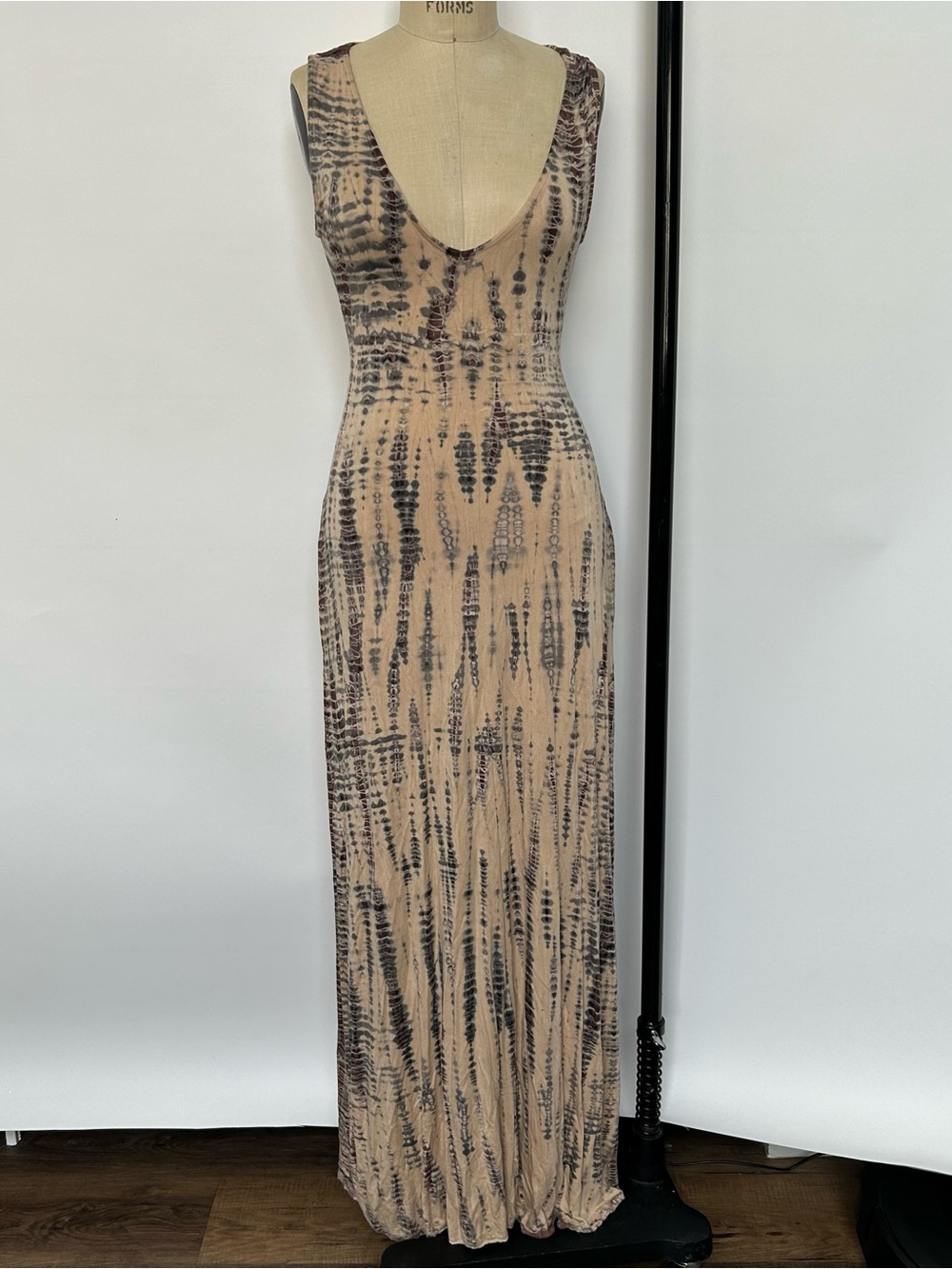 Sleeveless Tie-Dye Maxi Dress in Beige and Black